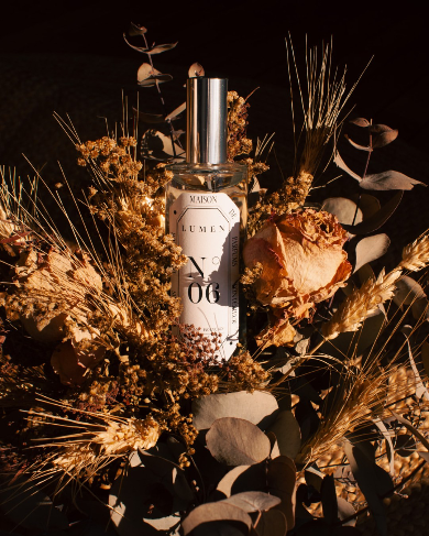 Vaporisateur d'ambiance LUMEN N°06, parfum jardin à la française disposé dans un bouquet de fleur pour évoqué son parfum floral : rose, géranium et citron.