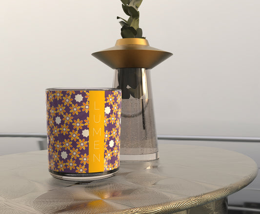 Mise en scène de la bougie LUMEN Noura - Abir sur une table basse à coté d'un vase fleuri