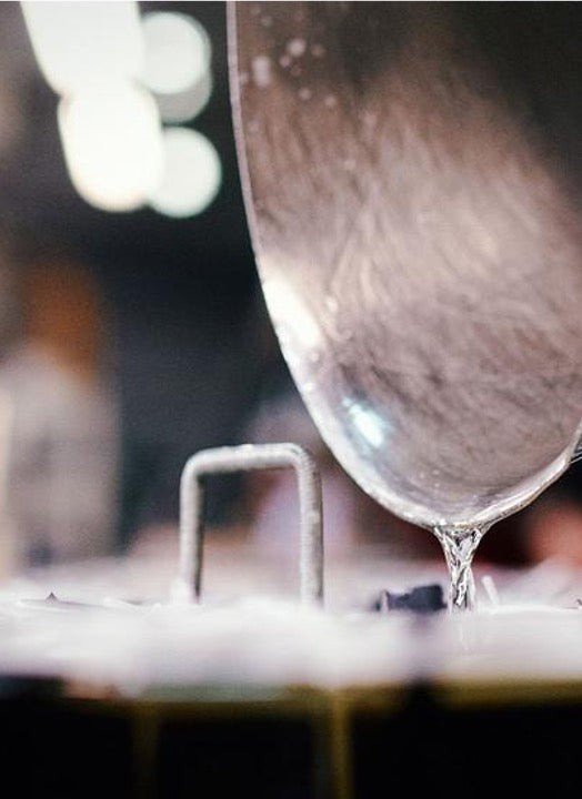 Photo du processus de coulage artisanal d'une bougie LUMEN prise à la manufacture.